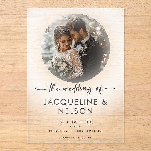 Modernes Schwarz-weißes Script Foto Minimale Hochz Acryleinladungen (Vorderseite)