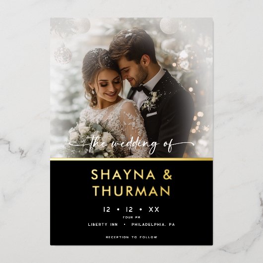 Modernes Schwarz-weißes Script Foto Minimale Hochz Folieneinladung (Vorderseite)