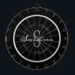 Modernes Schwarz-weißes Script Monogram Personalis Dartscheibe<br><div class="desc">Unterhalten Sie Ihre Familie und Ihre Freunde mit einem Dart-Spiel in Ihrer nächsten Ansammlung. Dieses Design ist ein moderner schwarz-grauer Familienname für Monogramm und eine Karte ist schwarz und die zweite ist dunkelgrau. Der große Monogramm-Initial ist in fett grauem Schriftzeichen auf der Mitte und der Name ist in weißen trendigen...</div>