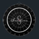 Modernes Schwarz-weißes Script Monogram Personalis Dartscheibe<br><div class="desc">Unterhalten Sie Ihre Familie und Ihre Freunde mit einem Dart-Spiel in Ihrer nächsten Ansammlung. Dieses Design ist ein moderner schwarz-grauer Familienname für Monogramm und eine Karte ist schwarz und die zweite ist dunkelgrau. Der große Monogramm-Initial ist in fett grauem Schriftzeichen auf der Mitte und der Name ist in weißen trendigen...</div>