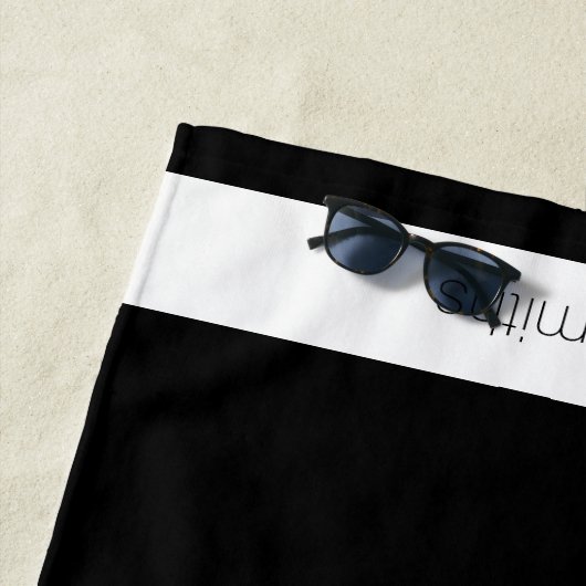 modernes schwarz-weißes Strandtuch mit Namen (Beispiel)