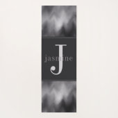 Modernes Schwarz-weißes Swirl Monogramm Yogamatte (Rückseite)