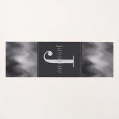 Modernes Schwarz-weißes Swirl Monogramm Yogamatte (Vorderseite (Horizontal))
