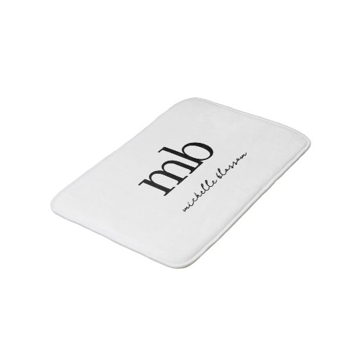 Modernes Schwarz-weißes Trendy Script Initial Mono Badematte (Schrägansicht)