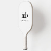 Modernes Schwarz-weißes Trendy Script Initial Mono Pickleball Schläger (Links)
