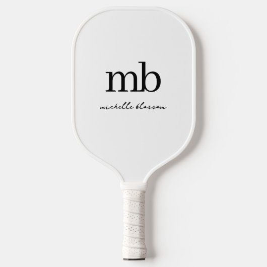 Modernes Schwarz-weißes Trendy Script Initial Mono Pickleball Schläger (Vorderseite)