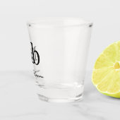 Modernes Schwarz-weißes Trendy Script Initial Mono Schnapsglas (Rechts)