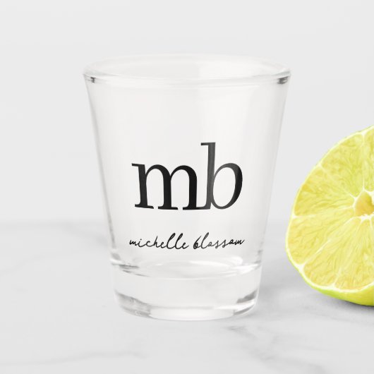 Modernes Schwarz-weißes Trendy Script Initial Mono Schnapsglas (Vorderseite)