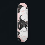 Modernes Schwarz-weißes tropisches Monsterablatt a Skateboard<br><div class="desc">Modernes Schwarz-weißes tropisches Monsterablatt auf rosa</div>