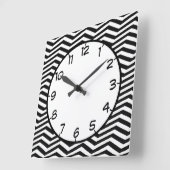Modernes Schwarz-weißes Zig Zag Zickzack Streifenm Quadratische Wanduhr (Winkel)