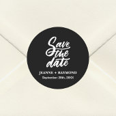 Modernes Schwarzes Brush Lettered Save the Date We Runder Aufkleber