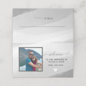 Modernes Schwarzes Foto Hochzeit geklappt Platzkarte (Außenseite Aufgefaltet)