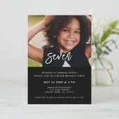 Modernes schwarzes Foto zum Geburtstag Einladung (Stehend Vorderseite)
