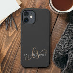 Modernes Schwarzes Gold Feminin Script Mit Monogra iPhone 14 Hülle<br><div class="desc">Modernes Black Gold Feminine Script Mit Monogramm iPhone Case. Dieses elegante,  moderne Handy-Gehäuse lässt sich einfach mit Ihrem individuellen Monogramm und Namen personalisieren.</div>