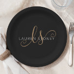 Modernes Schwarzes Gold Feminin Script Mit Monogra Pappteller<br><div class="desc">Moderne Schwarz Gold Feminine Script Mit Monogramm Paper Plate. Diese moderne,  elegante Papiertafel wird einfach mit Ihrem individuellen Monogramm und Namen personalisiert.</div>