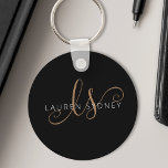 Modernes Schwarzes Gold Feminin Script Mit Monogra Schlüsselanhänger<br><div class="desc">Moderner Black Gold Feminine Script Mit Monogramm Schlüsselanhänger. Dieses moderne,  elegante Schlüsselanhänger mit Ihrem individuellen Monogramm und Namen ist einfach zu personalisieren.</div>