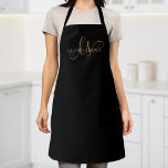 Modernes Schwarzes Gold Feminin Script Mit Monogra Schürze<br><div class="desc">Moderne Black Gold Feminine Script Mit Monogramm Schürze. Diese moderne elegante Schürze lässt sich einfach mit Ihrem individuellen Monogramm und Namen personalisieren.</div>