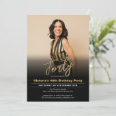 Modernes Schwarzes Gold-Minimal-Foto zum 40. Gebur Einladung (Stehend Vorderseite)