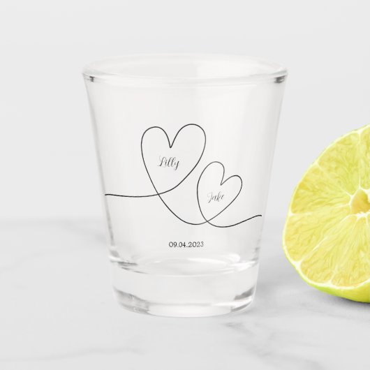 Modernes Schwarzes Herz Kalligrafie-Skript Hochzei Schnapsglas (Vorderseite)