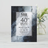 Modernes Schwarzes Marmor Überraschung 40. Geburts Einladung (Stehend Vorderseite)