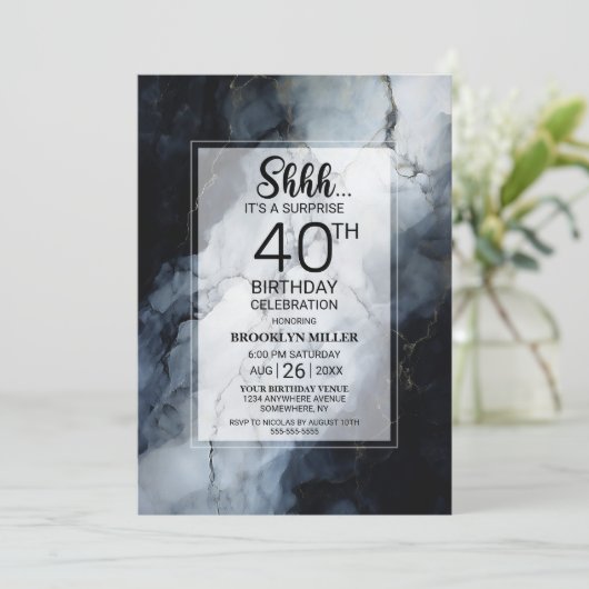 Modernes Schwarzes Marmor Überraschung 40. Geburts Einladung (Stehend Vorderseite)