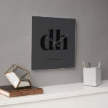 Modernes, schwarzes Monogramm-Bürodekor Quadratische Wanduhr<br><div class="desc">Die "Black Monogram Office Decor Square Wall Clock" ist eine stilvolle und funktionelle Ergänzung zu jedem Arbeitsbereich, ideal für alle, die personalisierte Uhren für ihr Büro suchen. Diese raffinierte Uhr kann mit Namen versehen werden, was sie zu einem einzigartigen Geschenk für Männer und eine ideale Wahl für Geburtstagsgeschenke für Freunde...</div>