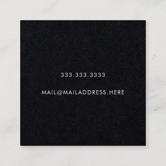 Modernes Schwarzes Papier mit minimaler Typografie Quadratische Visitenkarte (Rückseite)