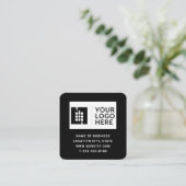 Modernes schwarzes QR-Code-Logo Quadratische Karte (Stehend Vorderseite)