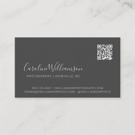 Modernes Schwarzes Script Foto QR Code Minimal Tre Visitenkarte (Vorderseite)
