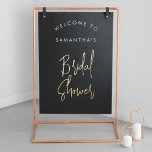 Modernes Schwarzes Script Willkommen Brautparty Go Foliendrucke<br><div class="desc">Modernes Black Calligraphy Script Welcome Brautparty Real Gold Foil Prints Poster. Passen Sie es mit Ihrem Wunschnamen an,  legen Sie es in einen Rahmen oder auf einen Karton,  um in einen Metallrahmen zu hängen oder ihn auf einen Kasten zu legen. Die Hintergrundfarbe kann bei Bedarf im Designwerkzeug geändert werden.</div>