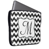 Modernes Schwarzes Zickzack Monogramm 15" Notebook Laptopschutzhülle (Vorne Rechts)