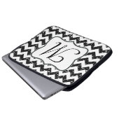Modernes Schwarzes Zickzack Monogramm 15" Notebook Laptopschutzhülle (Vorne Knopf)