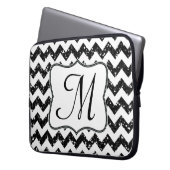 Modernes Schwarzes Zickzack Monogramm 15" Notebook Laptopschutzhülle (Vorderseite Links)