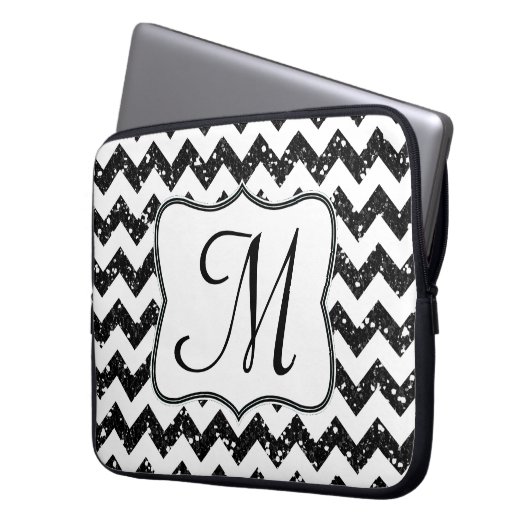 Modernes Schwarzes Zickzack Monogramm 15" Notebook Laptopschutzhülle (Vorderseite Links)