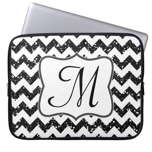 Modernes Schwarzes Zickzack Monogramm 15" Notebook Laptopschutzhülle (Vorderseite)