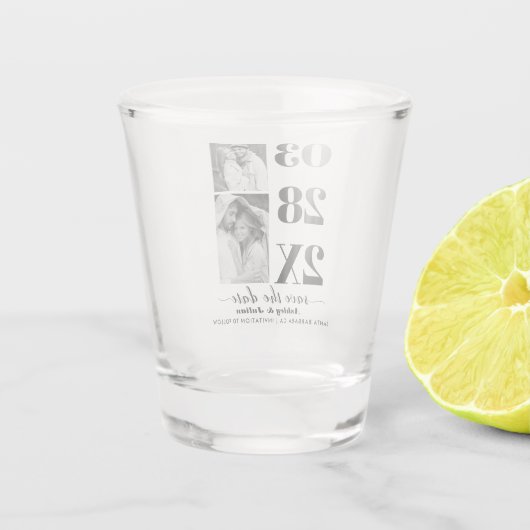 Modernes Schwarzweiß-Foto Save the Date Schnapsglas (Rückseite)