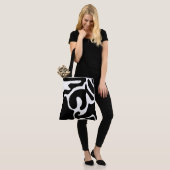 Modernes Schwarzweiß-Freeform-Muster Tasche (Am Model)