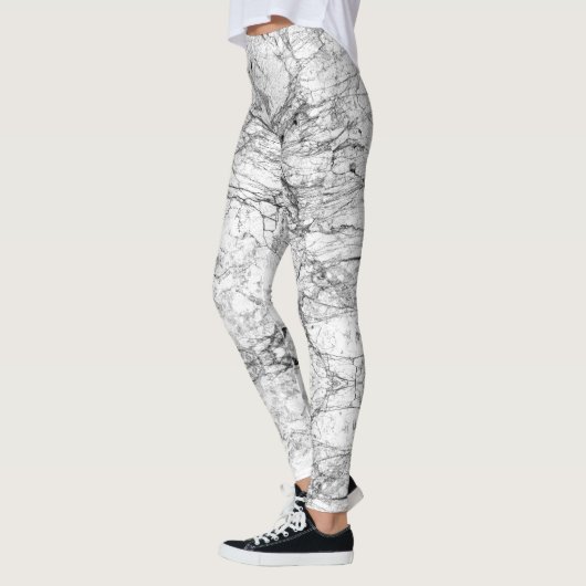 Modernes Schwarzweiss-Imitat-Marmormuster Leggings (Links)