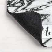 Modernes Schwarzweiss-Marmorsteinmonogramm Mousepad (Ecke)