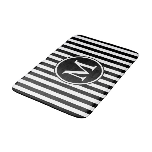 Modernes Schwarzweiß-Weiß-Monogramm Badematte (Schrägansicht)