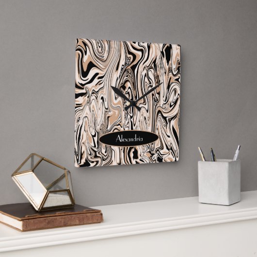 Modernes, schwirres Watercolor Braunes Schwarzes M Quadratische Wanduhr (Büro)