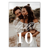 Modernes Script 2-Foto Hochzeit Tischnummer (Vorderseite)