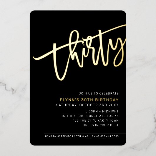 MODERNES SCRIPT 30. Party Schwarz-weißes Gold Folieneinladung (Vorderseite)