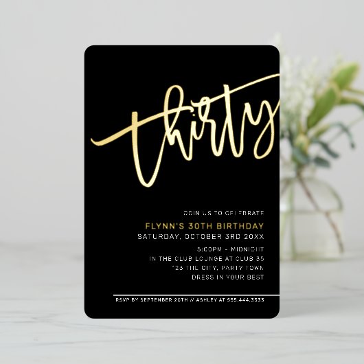 MODERNES SCRIPT 30. Party Schwarz-weißes Gold Folieneinladung (Stehend vorne)