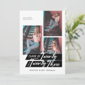 Modernes Script 3 Foto Graduate 22 Einladung (Stehend Vorderseite)