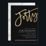 MODERNES SCRIPT 40. Geburtstag Party Gold Schwarz- Einladung<br><div class="desc">von kat massard >>> https://linktr.ee/simplysweetpaperie <<< Ein trendiges, handgeschriebenes Einladungs-Design für Ihren 40. Geburtstag - ich habe die meisten Altersstufen im Geschäft TIP :: 1. Um Grafiken und Schriftart zu ändern/zu verschieben und mehr Text hinzuzufügen, klicken Sie auf den Button "Anpassen". - - - - - - - - -...</div>