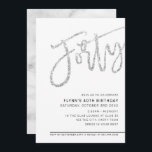 MODERNES SCRIPT 40. Geburtstag Party Silber Glitze Einladung<br><div class="desc">von kat massard >>> https://linktr.ee/simplysweetpaperie <<< Ein trendiges, handgeschriebenes Einladungs-Design für Ihren 40. Geburtstag - ich habe die meisten Altersstufen im Geschäft TIP :: 1. Um Grafiken und Schriftart zu ändern/zu verschieben und mehr Text hinzuzufügen, klicken Sie auf den Button "Anpassen". - - - - - - - - -...</div>