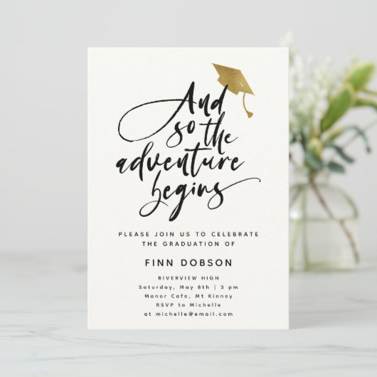 Modernes Script Abschluss Gold Hat Party Einladung (Stehend Vorderseite)