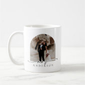 Modernes Script Arch Foto Mrs Bride Gift Kaffeetasse (Links)