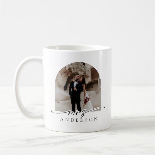 Modernes Script Arch Foto Mrs Bride Gift Kaffeetasse (Links)